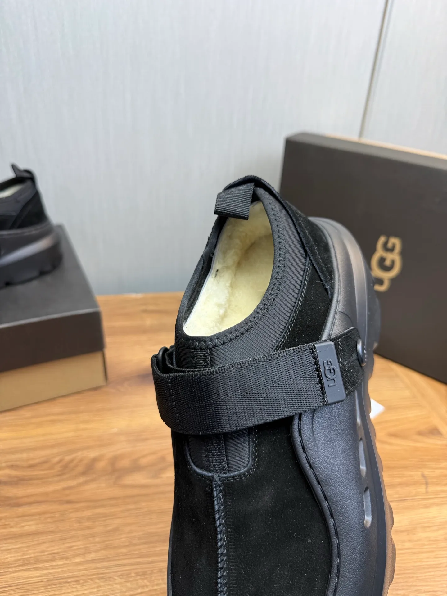 Men's shoes💰580💰Couples💖 New UGG fur integrated men's simple and fashionable snow boots. The most worth buying at the end of this year are warm casual shoes. Whether you are out and about at home, their comfortable and warm performance will be your most suitable fashion companion! The material is cowhide upper and imported wool is used inside. Warm and comfortable! The eva+ rubber patch outsole is cushioned, non-slip and wear-resistant, and has good elasticity. It is light and wear-resistant, comfortable and soft, and the new simple cut is more fashionable. It has both practicality and fashion sense, so you no longer have to worry about how to match it in winter, while still maintaining your fashionable taste. High-quality genuine wool. Look at the details for the material! Size: 35-40-41-42-43-44-44 sneaker size